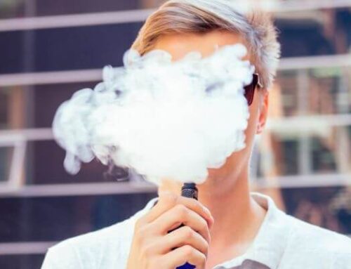 Cigarro eletrônico altera saliva e aumenta risco de doenças bucais